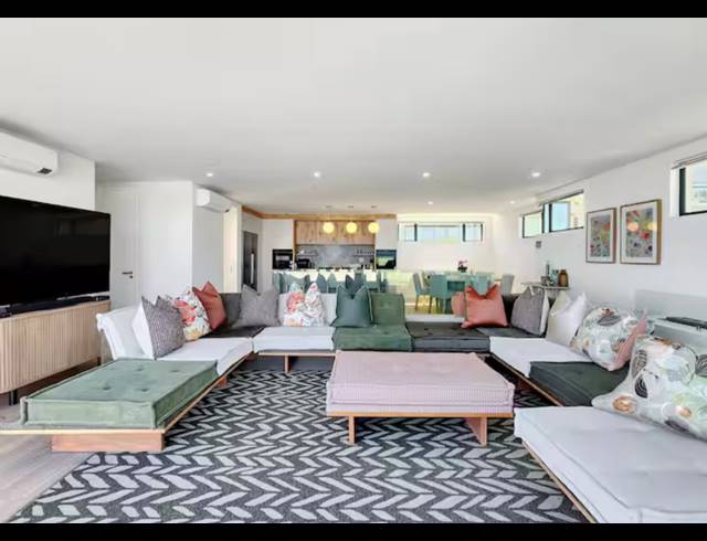 6 BEDROOM HOUSE TO LET IN CAMPS BAY
